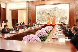 越共中央委员、政府副总理梅文政9月16日在中国南宁会见了中华人民共和国副主席韩正。图自越通社