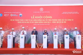 河内市人民委员会与相关企业联合举行环城四号首都圈高速公路项目第3子项目的开工仪式。图自Vietnamnet.vn