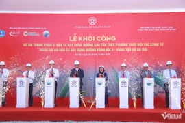 河内市人民委员会与相关企业联合举行环城四号首都圈高速公路项目第3子项目的开工仪式。图自Vietnamnet.vn
