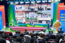 出席题为“越南传统医药学院：继承、创新与融合”学术研讨会的代表。图自Vietnam+