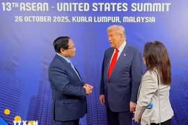 越南政府总理范明政10月26日下午在第13届东盟-美国峰会间隙与美国总统唐纳德·特朗普进行简短会晤。图自越通社