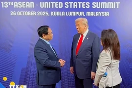 越南政府总理范明政10月26日下午在第13届东盟-美国峰会间隙与美国总统唐纳德·特朗普进行简短会晤。图自越通社