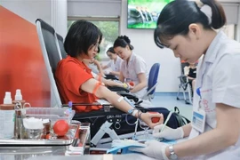无偿献血活动吸引多人参加。图自越通社