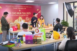 直播推介多地土特产。图自越通社