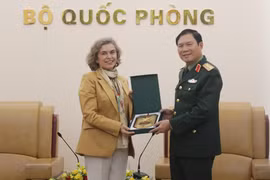 越共中央委员、中央军委常务委员、越南人民军总参谋长、国防部副部长阮新疆大将向西班牙驻越南特命全权大使卡门·卡诺·德拉萨拉赠送纪念品。图自越通社