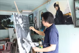 宁平省金山县发艳镇画家陈和平因绘制千幅胡志明主席肖像而广为人知。图自越通社