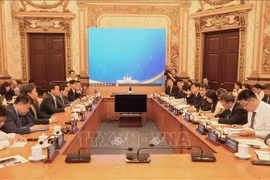 9月26日，胡志明市人民委员会副主席裴春强会见了由中国广东省广州市副市长赖志鸿率领的广州市工作代表团。图自越通社