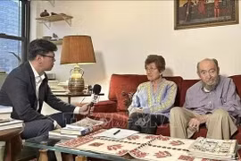 2023年1月，科拉·魏斯女士和彼得·魏斯先生接受越南记者的采访。图自越通社