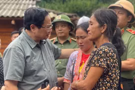 8月3日，越南政府总理范明政到奠边省看望慰问遭受暴雨、洪水和山体滑坡等灾害的民众。图自VGP