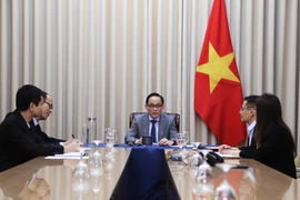 越南外交部代理部长黎怀忠与英国外交大臣伊薇特·库珀通电话。图自越南外交部