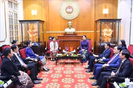 越共中央委员、越南祖国阵线中央委员会副主席何氏娥亲切会见老挝人民革命党中央委员、建国阵线中央委员会副主席英拉万·乔本潘。图自越通社