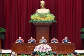 越共中央宣教和群众工作部联合祖国阵线党组、中央群众团体党组、科技部党组、文化体育旅游部党组、党中央办公厅以及有关单位在河内举行全国知识分子、科学家、文艺工作者代表座谈会。图自越通社