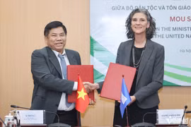 越南民族与宗教部副部长伊通和联合国开发计划署驻越代表拉姆拉·哈立迪签署谅解备忘录。图自越通社