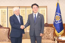 越共中央政治局委员、中央书记处书记、越南祖国阵线中央委员会主席杜文战会见韩国总理金民锡。图自越通社