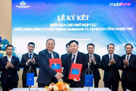 越南移动通信总公司（MobiFone）与CMC在河内签署全面合作谅解备忘录。图自越通社