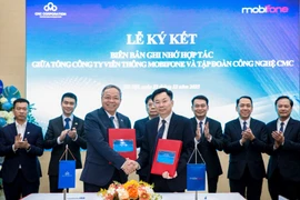 越南移动通信总公司（MobiFone）与CMC在河内签署全面合作谅解备忘录。图自越通社