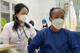巴维县医疗中心的医务人员对结核病患者进行检查。图自Vietnam+