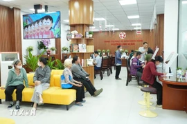 灵春坊公共行政服务中心内现代宽敞的办公空间。图自越通社