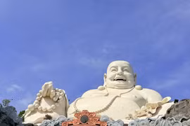 安江省：亚洲峰顶上最大弥勒佛像