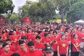 “与越南一同前进”全国徒步活动吸引许多人参加。图自越通社
