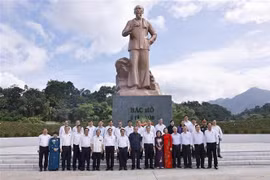 越南国会主席陈青敏、原越共中央总书记农德孟和代表团在胡志明主席塑像前上香。图自越通社
