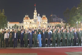 国会主席陈青敏和各位代表出席题为“为人民献身” 的“永不忘记之歌”文艺演出与音乐会。图自越通社