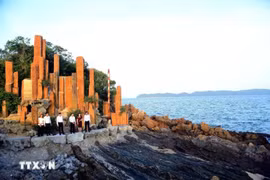 石柱岛（Đảo Đá Dựng）坐落于拜子龙湾群之中，地处广宁省潭河县潭河乡，被誉为广宁的“沉睡公主”。图自越通社