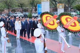 越南党和国家领导人到北山路英雄烈士纪念碑前敬香。图自越通社