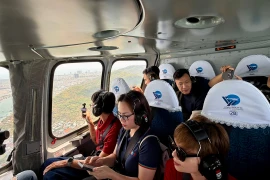 直升机观光游首日接待48名游客。图自sggp.org.vn