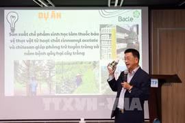 马来Tip To国际贸易和服务有限责任公司代表介绍其产品。图自越通社