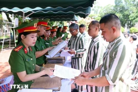 公安部富山四号监狱的狱警向2025年获得特赦（第二批）的人员颁发特赦证书。图自越通社