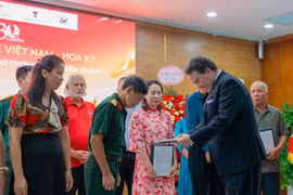 前美国驻越南大使马克·埃文斯·纳珀（Marc E. Knapper）于2025年移交“战争证迹档案”。图自Vietnam+