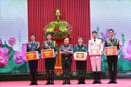 黄春战上将向将赴俄罗斯联邦参加纪念卫国战争胜利80周年的阅兵式的越南人民军部队赠送礼物。图自越通社