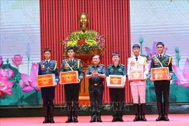 黄春战上将向将赴俄罗斯联邦参加纪念卫国战争胜利80周年的阅兵式的越南人民军部队赠送礼物。图自越通社