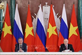 苏林总书记与普京总统出席两国合作文本交换仪式共同会见记者。图自越通社