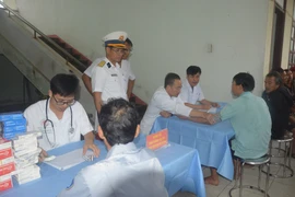 海军第四区司令部第146旅干部和战士为获救渔民开展健康检查活动。图自越通社