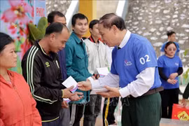 超过 148 万个贫困户和相对贫困户获得春节慰问品。图自越通社