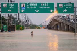 泰国南部多省近日遭遇强降雨及严重洪涝灾害。图自新华社/越通社