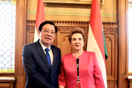 潘廷镯同志和匈牙利国民议会第一副议长马特拉·玛塔。图自越通社