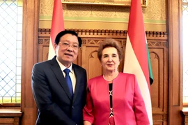 潘廷镯同志和匈牙利国民议会第一副议长马特拉·玛塔。图自越通社