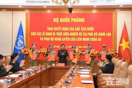 越南国防部向即将执行维和任务的军官授予国家主席任命书。图自qdnd.vn