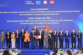 越南电力集团（EVN）与法国合作伙伴之间的北爱抽水蓄能电站两项贷款协议交换仪式。图自越通社