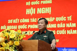 国防部副部长黄春战上将发表讲话。图自越通社