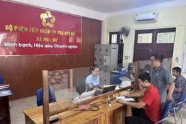 居民在乂安省峨眉乡公共行政服务中心办理行政手续。图自越通社