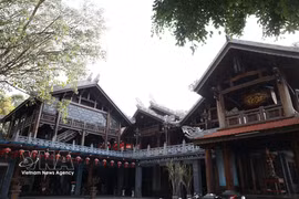 得乐省敕賜启端寺：建筑风格融合西原地区传统长屋与顺化宫廷的元素