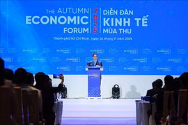 越南政府总理范明政在2025年秋季经济论坛开幕式和全体会议发表讲话。图自越通社