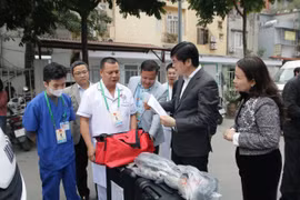 河内市卫生局局长阮仲面检查服务大会的医疗设备。图自越通社