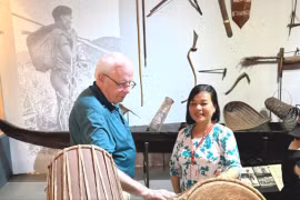 美国退伍军人罗伯特·安布罗斯·康纳参观胡志明市历史博物馆。图自sggp.org.vn