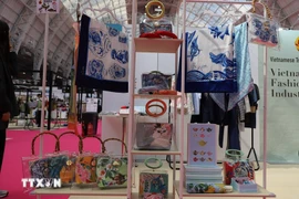 越南纺织品及时尚配饰产品展位。图自越通社