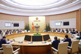 最大限度简化行政手续，减少对民众和企业的干扰